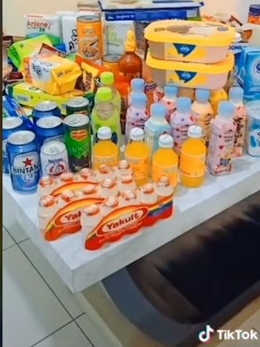 Viral seorang wanita menyajikan bergam cemilan dan minuman ringan ala minimarket saat Lebaran.