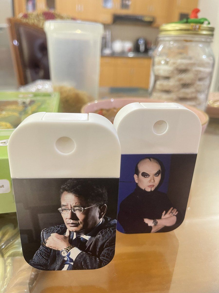 Walkot Solo, Gibran Rakabuming Raka, posting foto hand sanitizer bergambar Hotman Paris dan Deddy Corbuzier, Selasa (3/5/2022).
