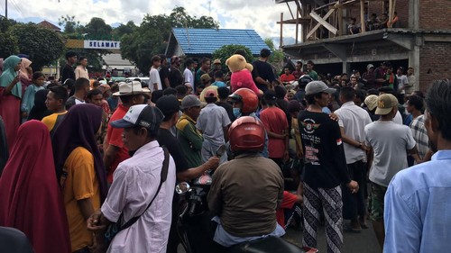 warga Desa Mangge Nae, Kecamatan Dompu, Nusa Tenggara Barat (NTB) melakukan aksi protes hingga blokir jalan lintas provinsi, menuntut lahan untuk makam.