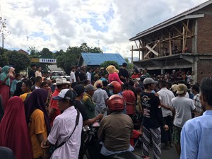 Tagih Janji Pemprov Soal Lahan Makam, Warga Dompu Protes-Blokir Jalan