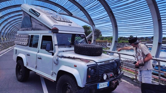 Warga Italia Keliling Dunia Dengan Campervan