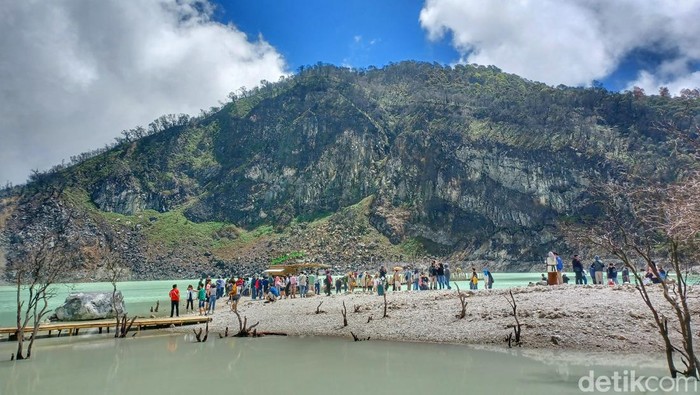 Sejumlah pengunjung memadati kawasan Kawah Putih, Ciwidey, Kabupaten Bandung, Selasa (3/5/2022).