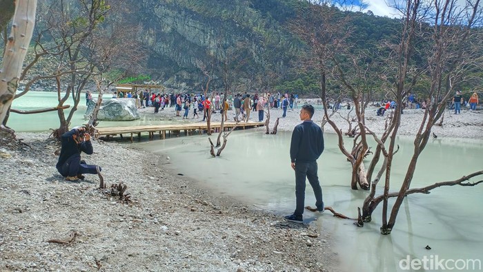 Sejumlah pengunjung memadati kawasan Kawah Putih, Ciwidey, Kabupaten Bandung, Selasa (3/5/2022).