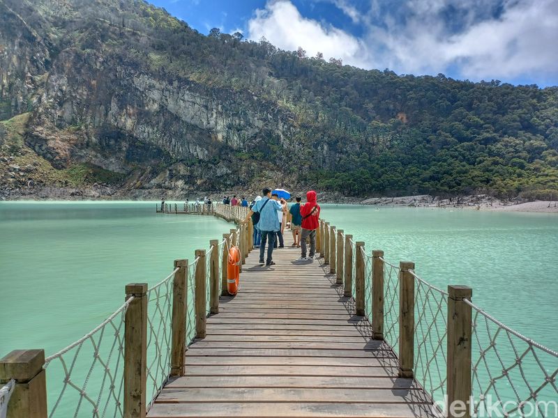 Sejumlah pengunjung memadati kawasan Kawah Putih, Ciwidey, Kabupaten Bandung, Selasa (3/5/2022).