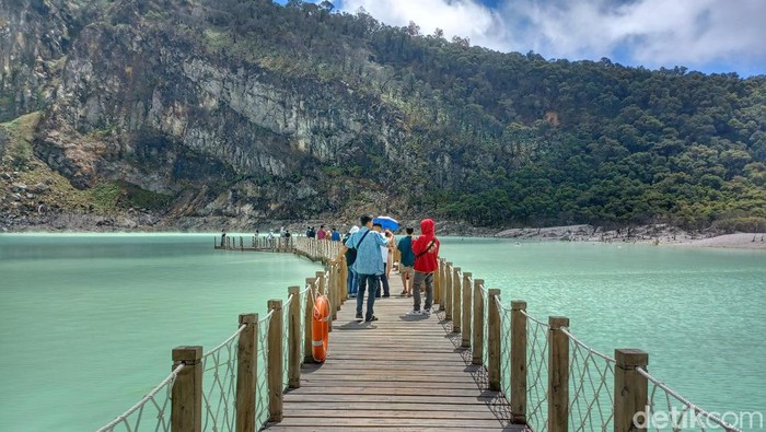 Sejumlah pengunjung memadati kawasan Kawah Putih, Ciwidey, Kabupaten Bandung, Selasa (3/5/2022).