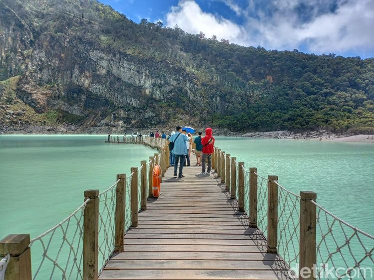 H+1 Lebaran, Warga Ramai Kunjungi Wisata Kawah Putih Ciwidey