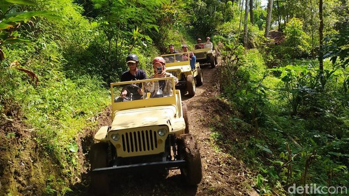 Wisata berkeliling Menoreh dengan mini jeep, Magelang, Selasa (3/5/2022).