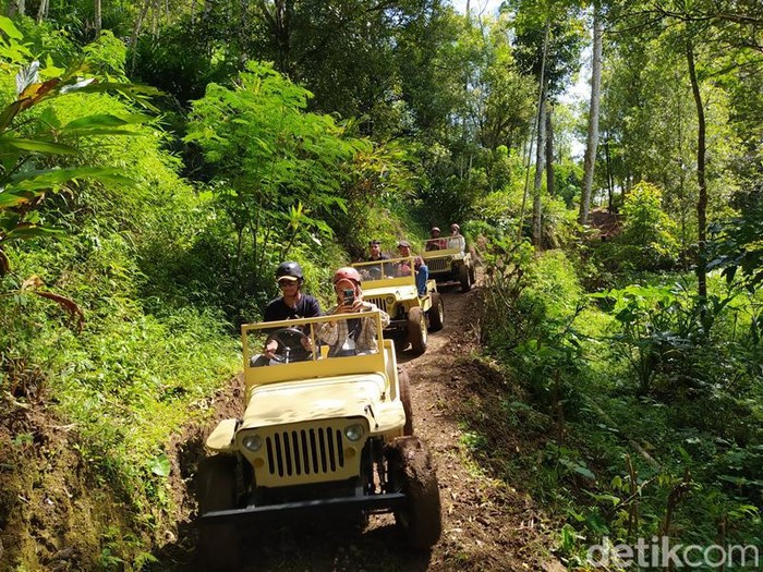 Wisata berkeliling Menoreh dengan mini jeep, Magelang, Selasa (3/5/2022).