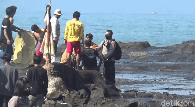 Wisatawan jatuh tergulung ombak di Pantai Karang Hawu.