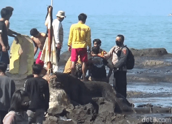 Wisatawan jatuh tergulung ombak di Pantai Karang Hawu.