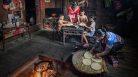 Satu lagi foto makanan terbaik di dunia versi Pink Lady. Foto jepretan Weining Lin ini menunjukkan masyarakat Tujia di provinsi Hunan, China saat membuat tuansa. Makanan manis berbahan beras ketan ini kerap disajikan saat festival musim semi di sana. Foto: Weining Lin