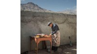 Foto ini terlihat sederhana, namun menggambarkan banyak hal. Weining Lin asal China menggambarkan pria paruh baya yang sedang menyiapkan daging untuk dimasak. Terlihat ia memotong-motong lembaran daging dan memasukkannya ke baskom. Foto: Weining Lin