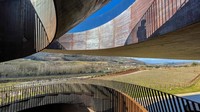 Berjudul Architecture And Wine, foto bidikan Marina Spironetti di Italia ini menunjukkan kombinasi sempurna antara manusia, arsitektur, dan perkebunan anggur untuk wine. Foto ini diambil di Antinori nel Chianti Classico, Tuscany. Foto: Marina Spironetti