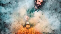 Pemenang umum Pink Lady Food Photographer of the Year 2022 adalah foto penjual kebab bertajuk Kebabiyana oleh Debdatta Cakhraborty. Foto ini diambil di Khayam Chowk, India yang menunjukkan asap dari bakaran daging yang dramatis sekaligus menggugah selera. Foto: Debdatta Cakhraborty
