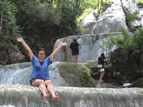 Pengunjung lokasi wisata alam air terjun Oehala saat berfoto dengan latar belakang air terjun tingkat tujuh di Kabupaten Timor Tengah Selatan .