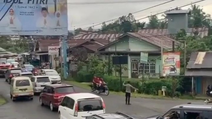 Akses menuju objek wisata Gunung Dempo Pagara Alam, Sumatera Selatan padat.