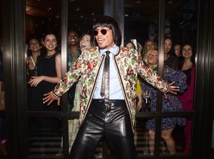 Jadi Trending, Gaya Nyentrik Penyanyi Ini di MET Gala Disebut Mirip Pak Tarno