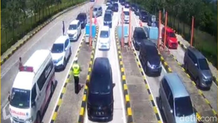 Antrean kendaraan di Tol Pejagan, Rabu (4/5/2022).