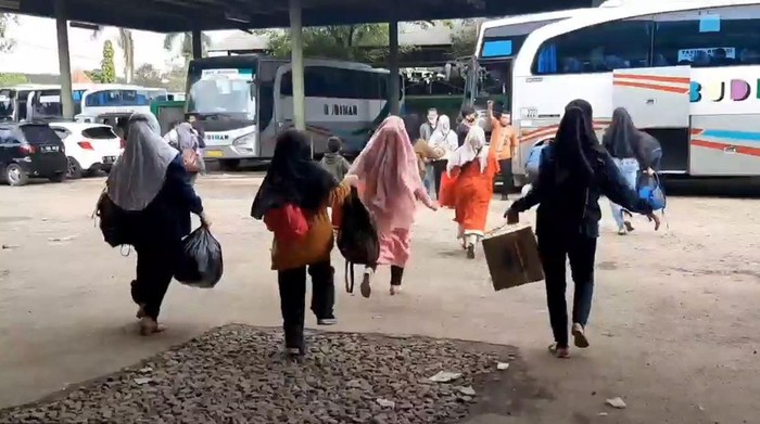 Arus balik sudah mulai terlihat di Tasikmalaya, Jawa Barat. Penumpang menumpuk di agen bus dan berlarian untuk mendapatkan kursi penumpang.