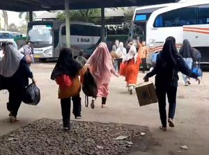 Penumpang di Tasikmalaya Berebut Bus