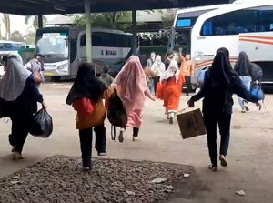 Penumpang di Tasikmalaya Berebut Bus