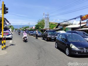 Exit Tol Probolinggo Barat Padat, Volume Kendaraan Meningkat 60 Persen