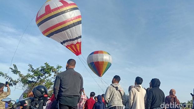 Warga Wonosobo menerbangkan balon udara menyambul Syawal. Balon itu ditambatkan tali agar tak mengganggu penerbangan, Rabu (4/5/2022).