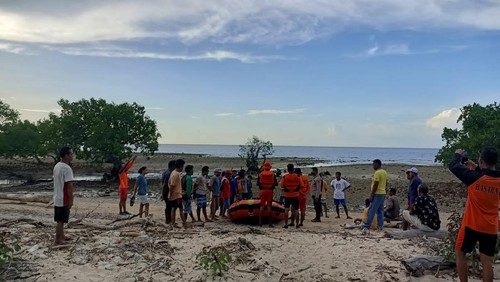 Basarnas bersama warga dan anggota Polsek Haharu membantu membawa speed boat yang dipakai untuk mencari korban hilang saat melaut di Pantai Kerilawitu, Sumba Timur, NTT.