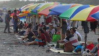 Kepala Seksi Promosi dan Informasi Dinas Pariwisata Bantul, Markus Purnomo Adi mengatakan pada hari kedua lebaran (3/5) kemarin pihaknya mencatat ada sebanyak 33.285 orang yang berwisata ke kawasan wisata pesisir pantai selatan.