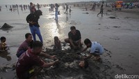 Instansi terkait di wilayah tersebut menuturkan bahkan kunjungan di kawasan wisata pantai selatan bisa mencapai 33 ribu wisatawan.