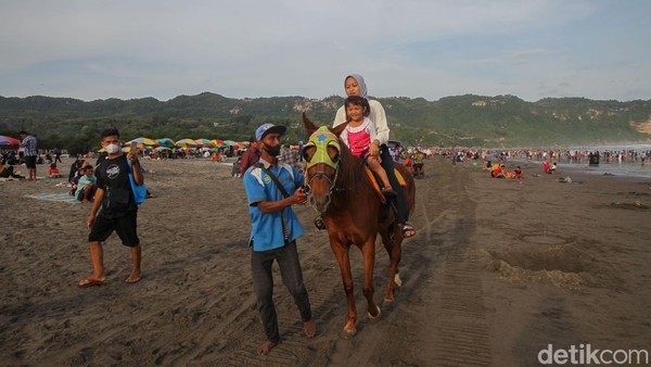 Destinasi wisata pantai di Bantul masih menjadi favorit wisatawan dari berbagai daerah saat libur lebaran ini.