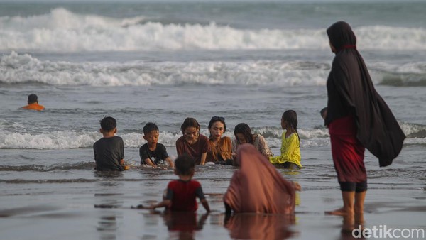 Pantai Parangtritis, Bantul, Yogyakarta masih menjadi favorit wisatawan saat H+2 hari raya Idul Fitri 1443 H. Pantai Parangtritis, Bantul, Yogyakarta masih menjadi favorit wisatawan saat H+2 hari raya Idul Fitri 1443 H.