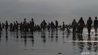 Hingga sore pun pantai masih ramai oleh wisatawan.
