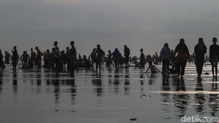 Begini Ramainya Pantai Parangtritis Bantul Saat Libur Lebaran Ribuan wisatawan padati objek wisata pantai Parangtritis, Bantul, Yogyakarta, Rabu (4/5/2022). Pantai Parangtritis, Bantul, Yogyakarta masih menjadi favorit wisatawan saat H+2 hari raya Idul Fitri 1443 H.