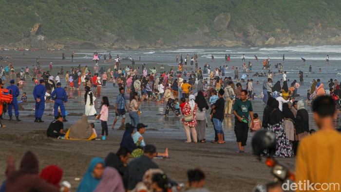 Begini Ramainya Pantai Parangtritis Bantul Saat Libur Lebaran Ribuan wisatawan padati objek wisata pantai Parangtritis, Bantul, Yogyakarta, Rabu (4/5/2022). Pantai Parangtritis, Bantul, Yogyakarta masih menjadi favorit wisatawan saat H+2 hari raya Idul Fitri 1443 H.