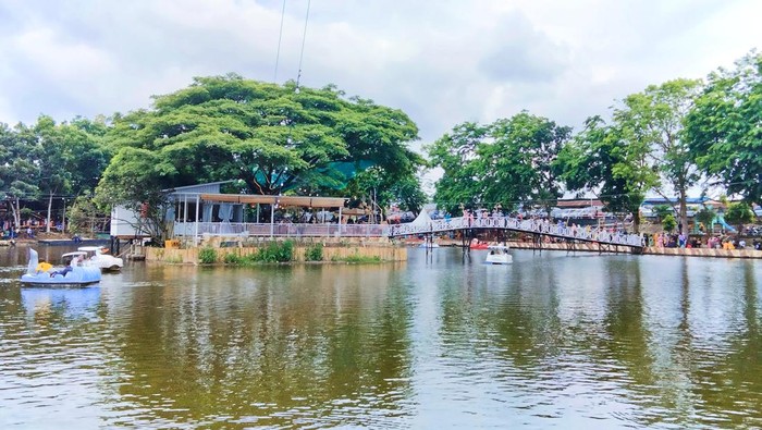 Danau buatan Kelapa Gading di Kisaran Timur, Asahan ramai dikunjungi wisatawan saat libur lebaran. Foto: Perdana Ramadhan/detikSumut