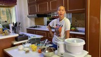 Di bagian kompor, juga dilengkapi dengan lampu. Jadi, bisa menerangi ketika sedang memasak segala jenis masakan yang menjadi kesukaan suami dan putranya. Foto: YouTube/Instagram
