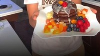 Terakhir ada momennya saat membuat pancake cokelat. Pancake tersebut disajikan dengan aneka buah-buahan dan susu. Foto: YouTube/Instagram