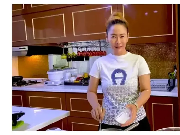 10 Potret Dapur Inul Daratista yang Mewah dan Bernuansa Coklat