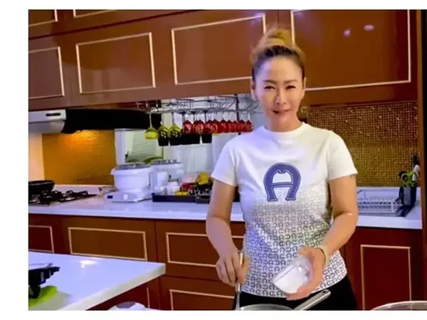 10 Potret Dapur Inul Daratista yang Mewah dan Bernuansa Coklat