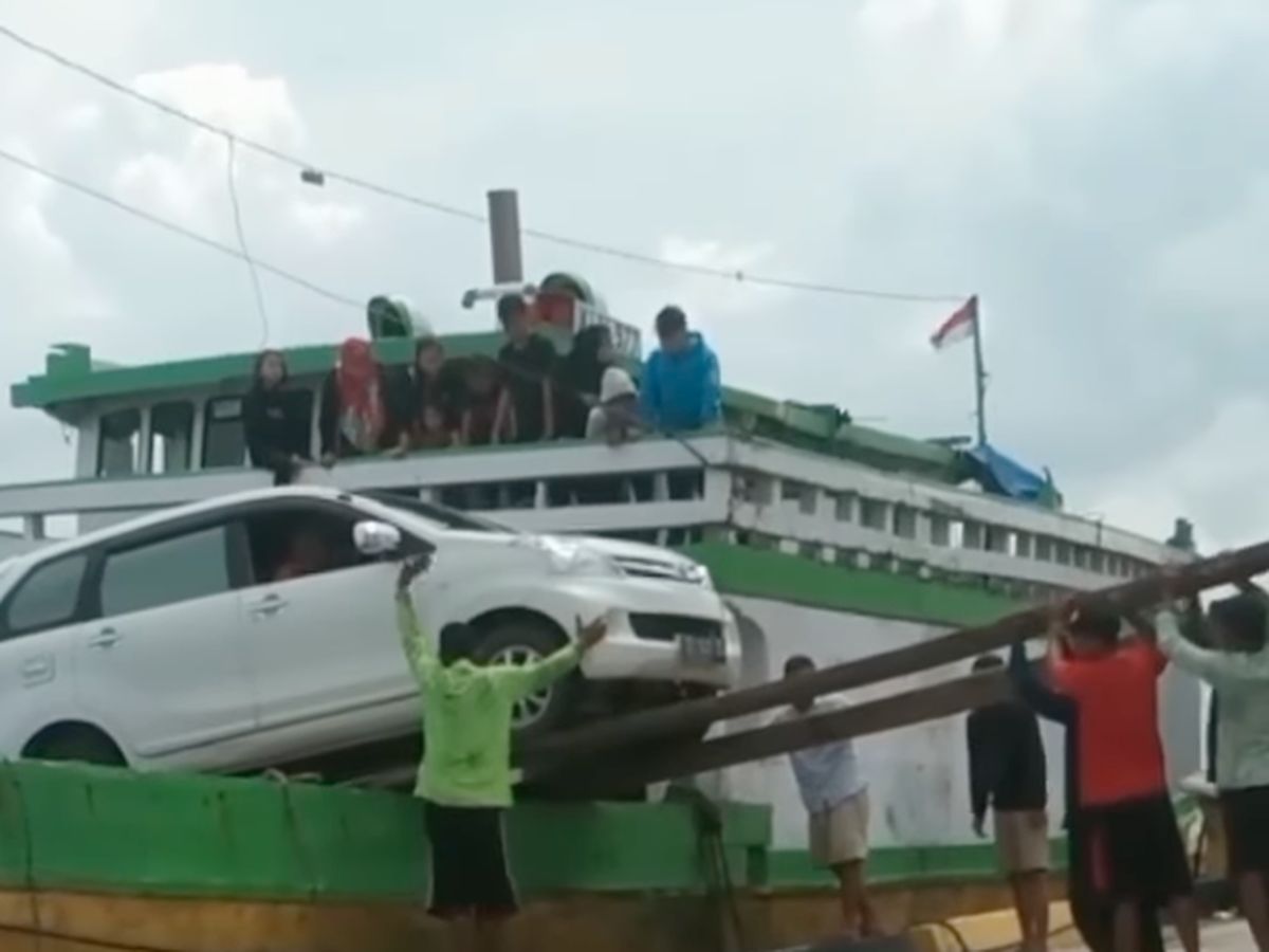 Menegangkan! Detik-detik Mobil Diturunkan dari Kapal Kayu di Pelabuhan Bajoe