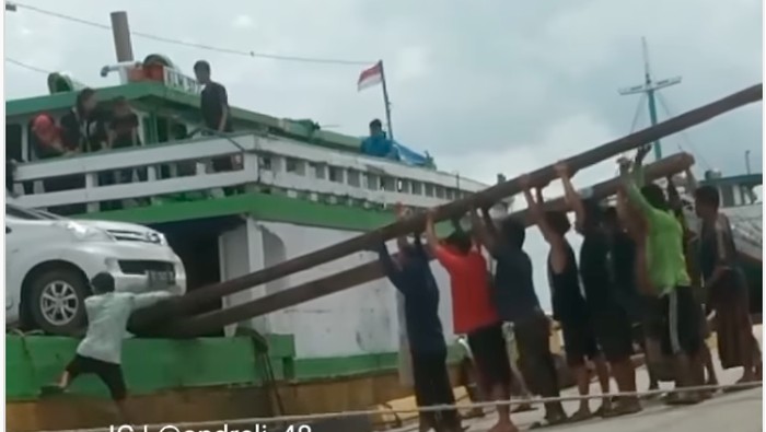 Detik-detik menegangkan mobil diturunkan dari kapal kayu di Pelabuhan Bajoe, Bone.