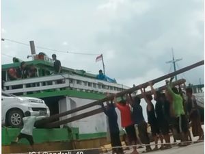 Warga Cerita Momen Menegangkan Mobil Diturunkan dari Kapal Kayu di Bajoe