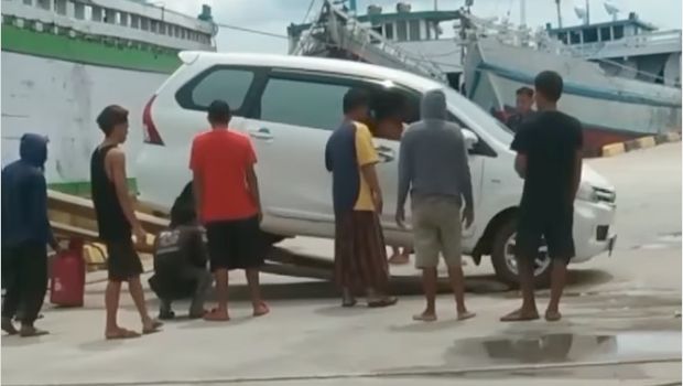 Menegangkan! Detik-detik Mobil Diturunkan dari Kapal Kayu di Pelabuhan Bajoe