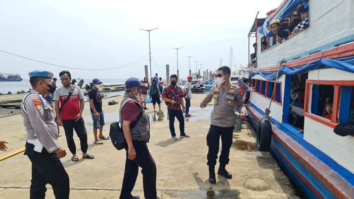 Evakuasi KM Bina Karya yang rusak kemudi di Pulau G Jakut
