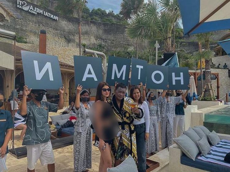 Begini Asyiknya Hotman Paris dan Aspri ke-45 Saat Makan di Beach Club
