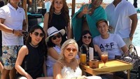 Makan siang di pinggir pantai juga menjadi salah satu momen kebersamaan Hotman dan asisten pribadinya. Berbagai minuman segar terlihat dipesan untuk mendinginkan tubuh. Foto: Instagram/victoriadharmamulya