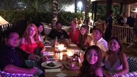 Saat Hotman Paris ke Bali, Victoria bahkan terlihat menemani Hotman. Saat makan malam bersama, keluarga Victoria bahkan terlihat hadir di satu meja yang sama. Foto: Instagram/victoriadharmamulya