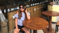 Tidak hanya makan steak, Victoria juga senang minum kopi dengan roti dan kue-kue. Mengunjungi toko kue, jadi gaya Victoria bersantai sambil menenangkan diri. Foto: Instagram/victoriadharmamulya