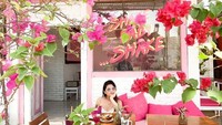 Victoria memang sosok foodie yang gemar mencoba berbagai tempat yang unik. Seperti kafe serba pink yang manis menjadi pilihan tempat bersantai Victoria yang satu ini. Foto: Instagram/victoriadharmamulya